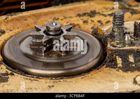 Kettenrad der Kettensäge mit verschlissenen Zähnen. Wartungs-, Reparatur- und Servicekonzept für Motorsägen und Rasenanlagen. Stockfoto