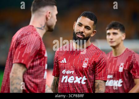 Sevilla, Spanien. September 2025. SEVILLA, SPANIEN - 24. SEPTEMBER: Douglas Luiz aus Nottingham Forest ist vor dem Spiel der UEFA Europa League 2025/26 League Phase MD1 zwischen Real Betis Balompie und Nottingham Forest FC am 24. September 2025 in La Cartuja de Sevilla in Spanien aufgewärmt. (Foto von Gabriel Colchero/Photo Players Images/Magara Press) Credit: Magara Press SL/Alamy Live News Stockfoto