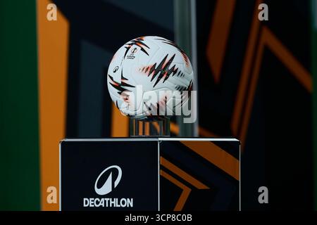 Sevilla, Spanien. September 2025. SEVILLA, SPANIEN - 24. SEPTEMBER: Ball des Spiels vor dem Spiel der UEFA Europa League 2025/26 League Phase MD1 zwischen Real Betis Balompie und Nottingham Forest FC in La Cartuja de Sevilla am 24. September 2025 in Sevilla. (Foto von Gabriel Colchero/Photo Players Images/Magara Press) Credit: Magara Press SL/Alamy Live News Stockfoto