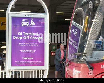 London Heathrow, Großbritannien – 24. September 2025: Flüge vom Flughafen London Heathrow sind nach einem jüngsten Angriff auf Flughafensoftware wieder normal. Posterwerbung 6 £ Gebühr für den Transfer zum Terminal am Flughafen Heathrow in London. Quelle: Glosszoom/Alamy Live News. Stockfoto