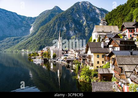 Foto von Hallstatt, Österreich, mit dem malerischen Bergdorf am See, historischen Häusern, Bergen im Hintergrund und dem ruhigen Europea Stockfoto