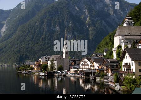 Foto von Hallstatt, Österreich, mit dem malerischen Bergdorf am See, historischen Häusern, Bergen im Hintergrund und dem ruhigen Europea Stockfoto