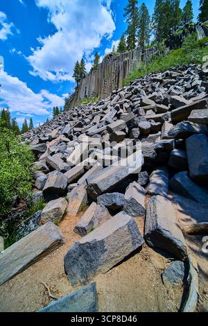 Basalt Columns und Rocky Trail am Devils Postpile im Sommer mit Pine Trees und Blue Sky Stockfoto