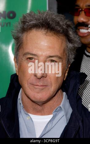 HOLLYWOOD, KALIFORNIEN, USA: Dustin Hoffman nimmt am 8. Januar 2005 an der Weltpremiere von „Racing Stripes“ im Grauman's Chinese Theatre in Hollywood Teil. © Lee Roth / Roth Stock Archives Stockfoto