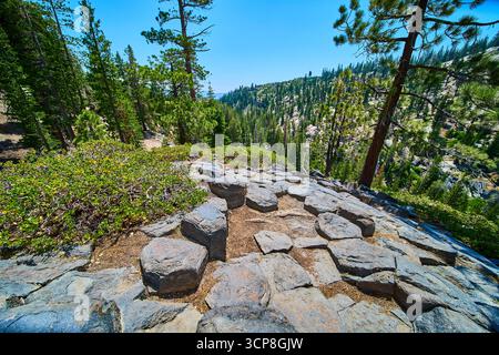 Basalt Rock Formation Pine Forest und Mountain Valley bei Devils Postpile California Stockfoto