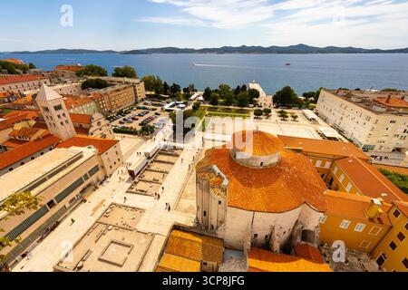 Panoramablick auf das Forum Romanum vom Glockenturm der Kathedrale St. Anastasia in Zadar, Kroatien Stockfoto