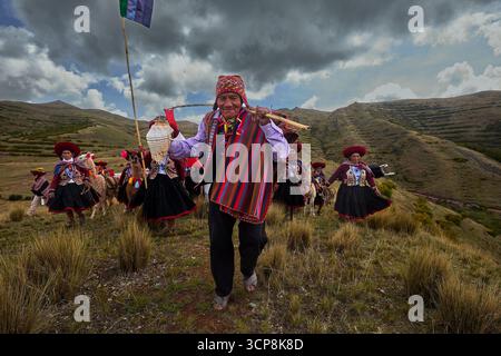 In ihren wunderschön gewebten Kleidungsstücken versammeln sich die Menschen von Chinchero zu einer fröhlichen Feier der Kultur, des kulturellen Erbes und der Gemeinschaft. Stockfoto