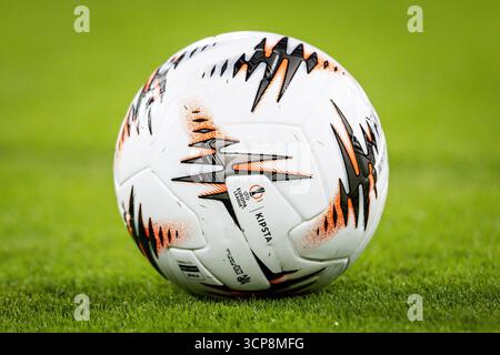 Sevilla, Espagne. September 2025. Abbildung des Kipsta-Spielballs während der UEFA Europa League, League-Phase, MD1-Fußballspiel zwischen Real Betis und Nottingham Forest am 24. September 2025 im Estadio La Cartuja in Sevilla, Spanien - Foto Rafael Roman/Matthieu Mirville/DPPI Credit: DPPI Media/Alamy Live News Stockfoto