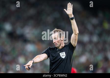 Sevilla, Spanien, Spanien. September 2025. Schiedsrichter Sascha STEGEMANN beim Spiel der UEFA Europa League, League Phase MD1 zwischen Real Betis Balompie und Nottingham Forest im Estadio La Cartuja am 24. September 2025 in Sevilla. Rafael Roman (Credit Image: © Matthieu Mirville/ZUMA Press Wire) NUR REDAKTIONELLE VERWENDUNG! Nicht für kommerzielle ZWECKE! Stockfoto