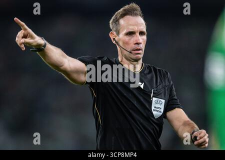 Sevilla, Spanien, Spanien. September 2025. Schiedsrichter Sascha STEGEMANN beim Spiel der UEFA Europa League, League Phase MD1 zwischen Real Betis Balompie und Nottingham Forest im Estadio La Cartuja am 24. September 2025 in Sevilla. Rafael Roman (Credit Image: © Matthieu Mirville/ZUMA Press Wire) NUR REDAKTIONELLE VERWENDUNG! Nicht für kommerzielle ZWECKE! Stockfoto