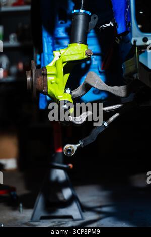 Einbau der Vorderradaufhängung und der Bremsscheibe. Leistungsfähige Bremsscheibe und Federbein für die Kraftabschaltung der Drift montiert. Scheibenbremse und Spannschraube Stockfoto