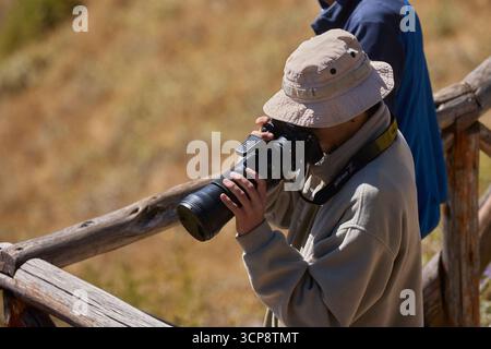 Reise-Phtograf für Action, fokussiert und gerahmt. Mit der Kraft eines Teleobjektivs können Sie Momente aus der Ferne festhalten. Stockfoto