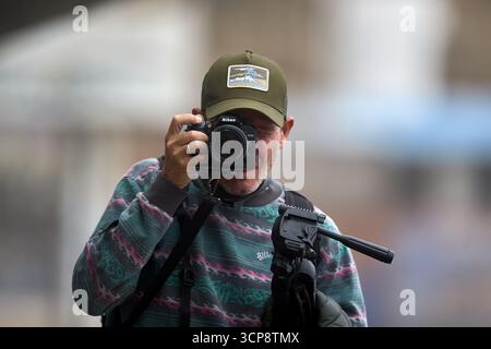 Reise-Phtograf für Action, fokussiert und gerahmt. Mit der Kraft eines Teleobjektivs können Sie Momente aus der Ferne festhalten. Stockfoto