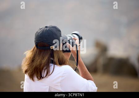 Reise-Phtograf für Action, fokussiert und gerahmt. Mit der Kraft eines Teleobjektivs können Sie Momente aus der Ferne festhalten. Stockfoto
