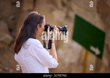 Reise-Phtograf für Action, fokussiert und gerahmt. Mit der Kraft eines Teleobjektivs können Sie Momente aus der Ferne festhalten. Stockfoto