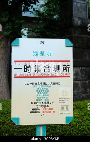Ein temporäres Schild für die Evakuierung im Sensoji-Tempelbereich in Asakusa, Tokio, Japan; Katastrophenplan. Stockfoto