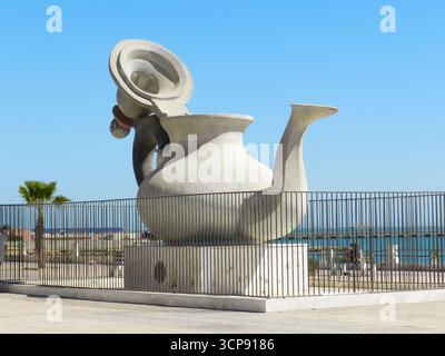 Riesige Teekanne am Meer in Dakhla, Westsahara Stockfoto