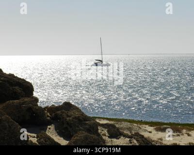 Ein Boot, das vor der Dracheninsel nahe Dakhla in der Westsahara vor Anker liegt Stockfoto