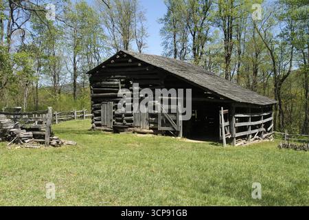 Die historische Johnson's Farm im Blue Ridge Parkway in Virginia, USA. Blick auf den Stall und die Scheune auf dem Gelände des Bauernhofs. Stockfoto
