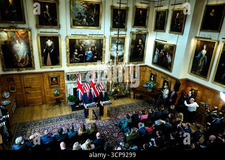 Präsident Donald J. Trump und Premierminister Keir Starmer veranstalten eine gemeinsame Pressekonferenz in Chequers, dem offiziellen Wohnsitz des britischen Premierministers. September 2025. Bild mit freundlicher Genehmigung des Weißen Hauses. Stockfoto