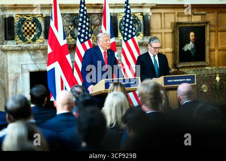 Präsident Donald J. Trump und Premierminister Keir Starmer veranstalten eine gemeinsame Pressekonferenz in Chequers, dem offiziellen Wohnsitz des britischen Premierministers. September 2025. Bild mit freundlicher Genehmigung des Weißen Hauses. Stockfoto