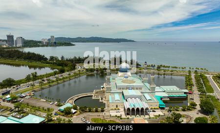 Masjid Bandaraya Kota Kinabalu am Meer. Stadtmoschee. Sabah, Borneo. Malaysia. Stockfoto