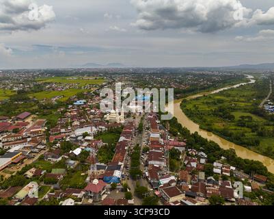 Luftdrohne der Stadt Banda Aceh mit Wohngebieten und Häusern. Sumatra, Indonesien. Stockfoto