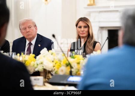 Präsident Donald J. Trump und First Lady Melania Trump nehmen an einem feierlichen Dinner mit führenden Unternehmen und Technologie im State Dining Room des Weißen Hauses teil. Washington, D.C., 12. September 2025. Bild mit freundlicher Genehmigung des Weißen Hauses. Stockfoto
