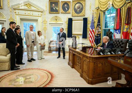 Präsident Donald J. Trump trifft sich im Oval Office des Weißen Hauses mit den freigelassenen israelischen Geiseln Ohad Ben Ami und Raz Ben Ami zusammen mit Ilay und Leela David, den Geschwistern von Evyatar David, der von der Hamas als Geisel gehalten wird. Washington, D.C. 9. September 2025. Bild mit freundlicher Genehmigung des Weißen Hauses. Stockfoto