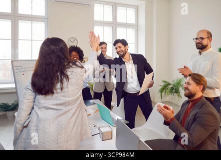 Chief High Fiving Geschäftsfrau Während Der Bürositzung Stockfoto
