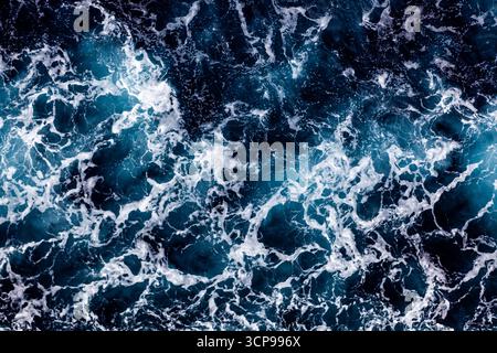 Hintergrund der Seewasseroberfläche. Aus der Vogelperspektive auf lebendiges, schaumiges Wasser. Stockfoto