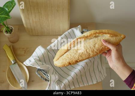 Frisch gebackenes Brot wird in einer Küche aufbewahrt Stockfoto