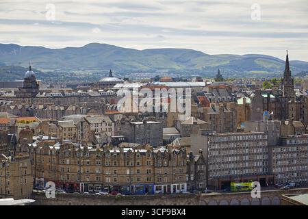Edinburgh, Schottland - 20. Juni 2010: Der Blick vom Calton Hill auf die gekrümmte Jeffrey Street, die auf 10 Bögen als Zugang zur Market Street in Ol errichtet wurde Stockfoto