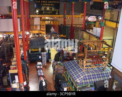 Edinburgh, Schottland - 18. Juni 2010: Innenraum der Tartan Weaving Mill und Ausstellung, die die Arbeitsausstellung des Tartan Design und Webens demonstriert, Stockfoto