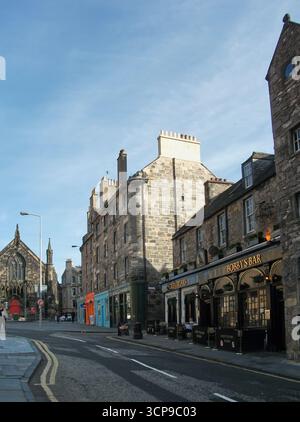 Edinburgh, Schottland - 18. Juni 2010: Der Abschnitt der Royal Mile mit verschiedenen Geschäften und Bars in der Nähe des Bedlam Theaters. Edinburgh. Schottland Stockfoto