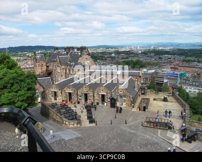 Edinburgh, Schottland - 18. Juni 2010: Der Blick auf die obere Station der Burg Edinburgh mit Mills Mount Battery mit einer O'Clock Gun, Cartsheds und Hospital. Stockfoto