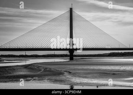Mersey Gateway Bridge über den Fluss Mersey in Schwarz-weiß Stockfoto