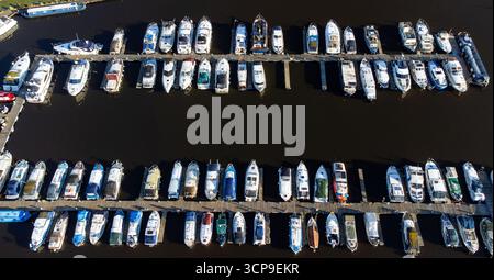 Aus der Vogelperspektive auf Boote, die im Yachthafen vertäut sind Stockfoto