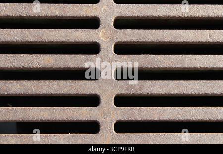 Rostiges Metallgitter mit parallelen Latten abstrakt strukturiertem Hintergrund Stockfoto