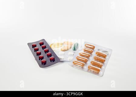 Eine Auswahl an bunten Arzneimitteln, einschließlich Tabletten und Kapseln in Blisterpackungen. Ein Konzept für Pharmazie, Gesundheitswesen, Behandlung und die Pharmazie Stockfoto