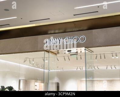 21. September 2025, Astana, Republik Kasachstan: Eine Filiale der Luxusschuhmarke JIMMY CHOO Stockfoto