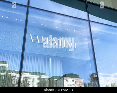 21. September 2025, Astana, Republik Kasachstan: Moderne Storefront mit Markenname Valentino Stockfoto
