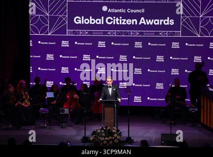 Der französische Präsident Emmanuel Macron spricht am 24. September 2025 bei den Atlantic Council Global Citizen Awards im Ziegfeld Ballroom in New York. Foto: Charles Guerin/ABACAPRESS.COM Credit: Abaca Press/Alamy Live News Stockfoto