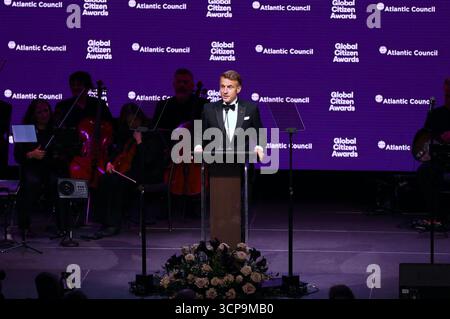 Der französische Präsident Emmanuel Macron spricht am 24. September 2025 bei den Atlantic Council Global Citizen Awards im Ziegfeld Ballroom in New York. Foto: Charles Guerin/ABACAPRESS.COM Credit: Abaca Press/Alamy Live News Stockfoto