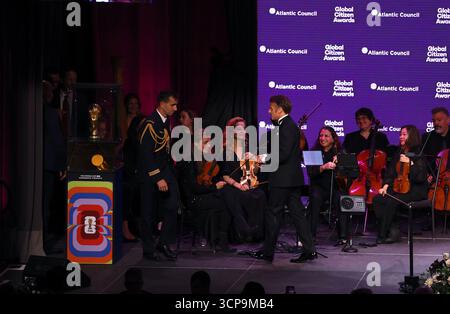 Der französische Präsident Emmanuel Macron spricht am 24. September 2025 bei den Atlantic Council Global Citizen Awards im Ziegfeld Ballroom in New York. Foto: Charles Guerin/ABACAPRESS.COM Credit: Abaca Press/Alamy Live News Stockfoto