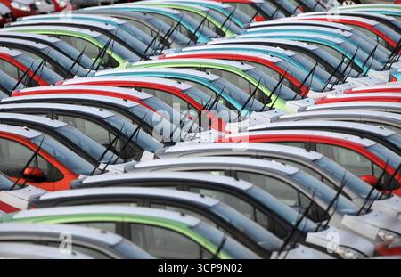 Aktenfoto vom 01/09 von neuen Autos, die an den Docks im Hafen von Avonmouth in der Nähe von Bristol warten. Die Zahl der im Vereinigten Königreich gebauten Autos ist im August gegenüber einem Jahr um 10 % zurückgegangen, nachdem die Exporte stark zurückgegangen sind, wie die Zahlen zeigen. Die Zahlen der Society of Motor Manufacturers and Traders (SMMT) wurden vor dem Cyberangriff auf Jaguar Land Rover erstellt, der sich wahrscheinlich auf die Gesamtzahl im September auswirken wird. Ausgabedatum: Donnerstag, 25. September 2025. Stockfoto