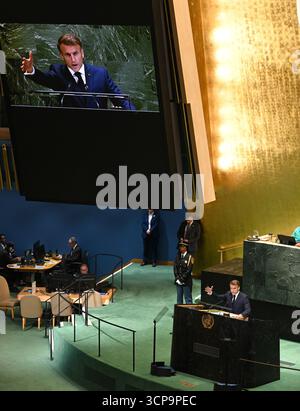 New York, USA. 23. September 2025. Der französische Präsident Emmanuel Macron hält eine Rede zur Eröffnung der allgemeinen Aussprache der 80. Generalversammlung der Vereinten Nationen im Hauptquartier der Vereinten Nationen in New York, 23. September 2025, Ortszeit. Quelle: Chen Mengtong/China News Service/Alamy Live News Stockfoto