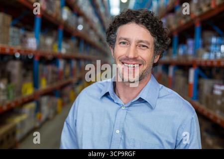 Metallregale erstrecken sich im Lagergang und halten die Kisten in Richtung Fluchtpunkt Stockfoto