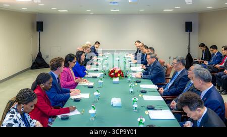 Vereinte Nationen, New York, USA. September 2025. Der chinesische Premierminister Li Qiang trifft sich am 24. September 2025 in New York mit Annalena Baerbock, Präsidentin der 80. Tagung der Generalversammlung der Vereinten Nationen (UNGA). Quelle: Zhai Jianlan/Xinhua/Alamy Live News Stockfoto