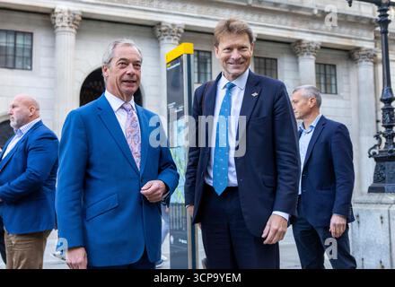 London, Großbritannien. September 2025. Der Reformführer Nigel Farage und der stellvertretende Führer Richard Tice besuchen die Bank of England, um mit dem Gouverneur zu sprechen. Quelle: Karl Black/Alamy Live News Stockfoto